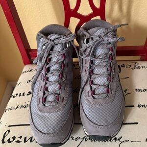 L.L. Bean Women's Snow Sneaker 5 Boots, Lace-Up Hiking Boots Size 7 Wide GUC